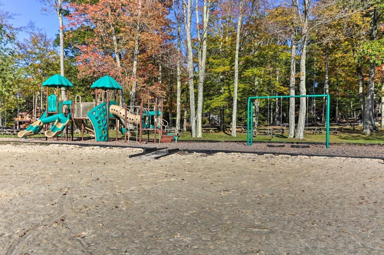 Pet-Friendly Pocono Lake Oasis With Hot Tub! Екстериор снимка