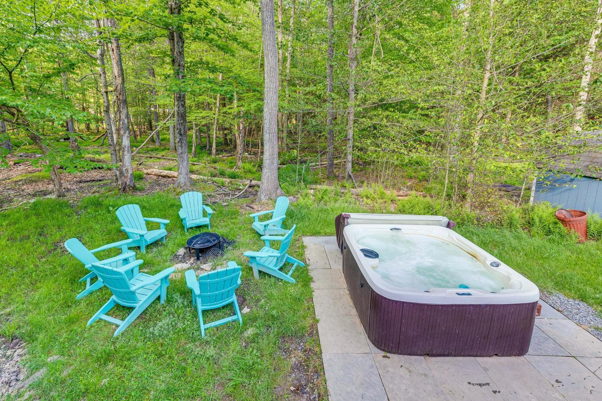 Pet-Friendly Pocono Lake Oasis With Hot Tub! Екстериор снимка