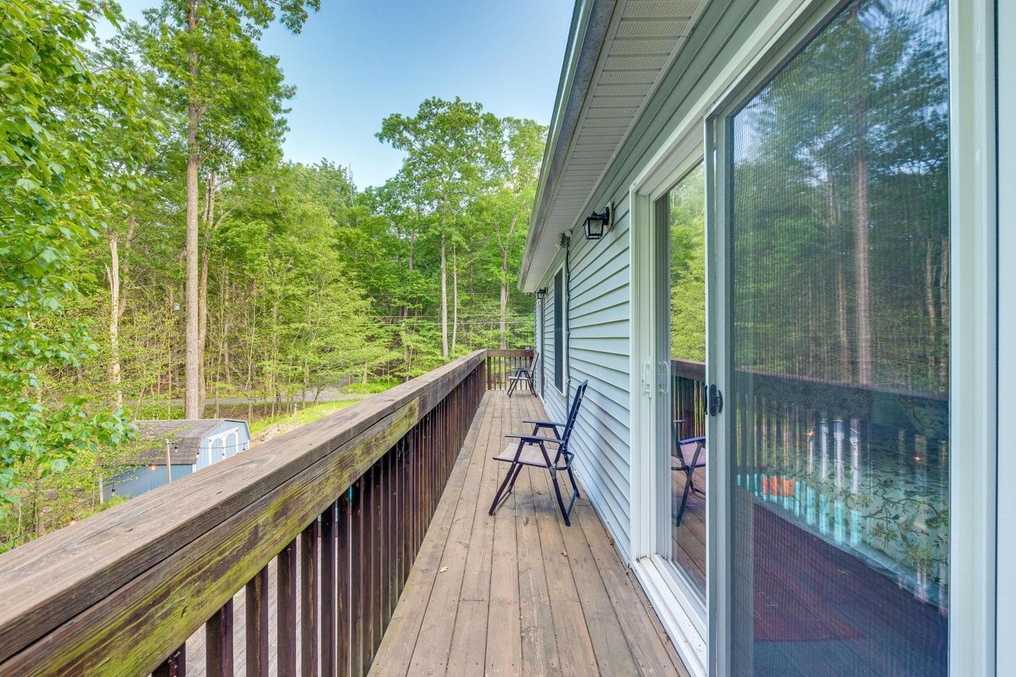 Pet-Friendly Pocono Lake Oasis With Hot Tub! Екстериор снимка