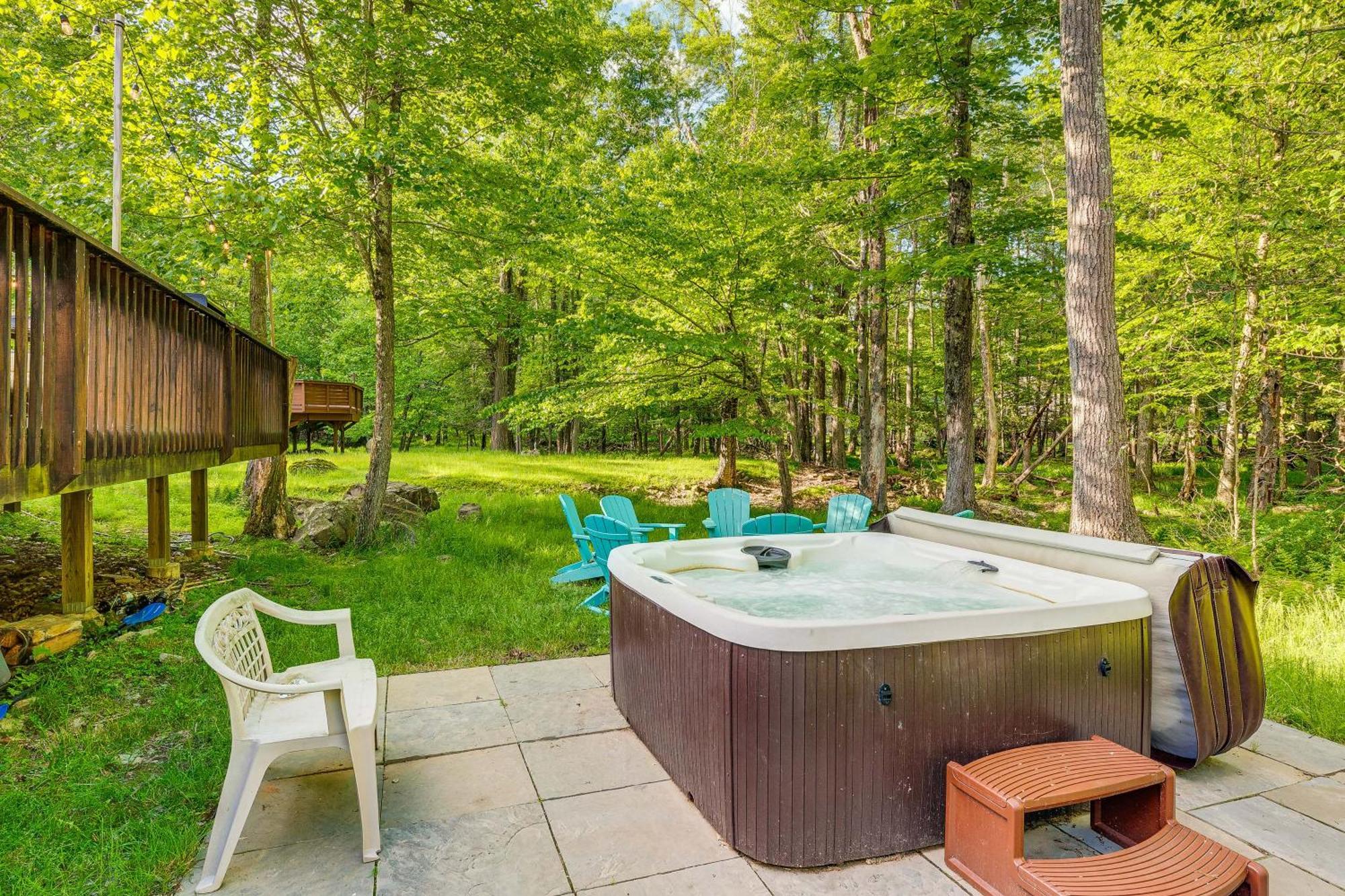Pet-Friendly Pocono Lake Oasis With Hot Tub! Екстериор снимка