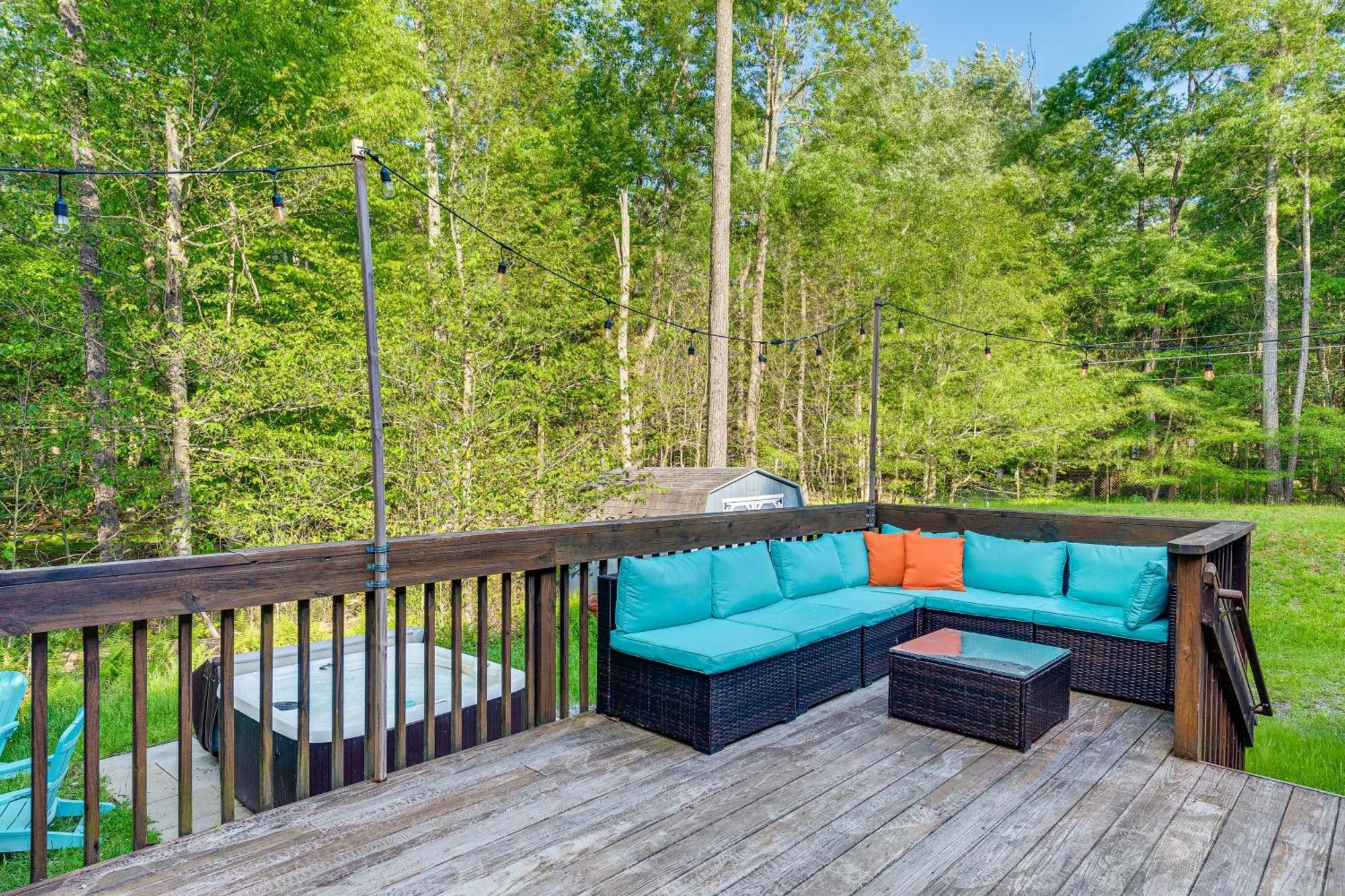 Pet-Friendly Pocono Lake Oasis With Hot Tub! Екстериор снимка